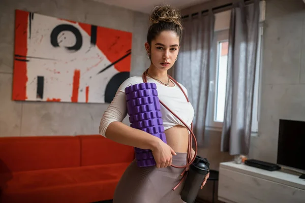 Una Mujer Caucásica Adulta Atleta Femenina Pie Segura Casa Mirando — Foto de Stock