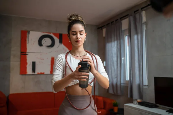 Een Vrouw Sportieve Blanke Vrouw Training Thuis Bedrijf Supplement Shaker — Stockfoto