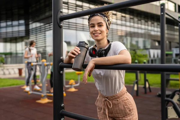 One Caucasian Woman Taking Brake Outdoor Training Park Outdoor Gym — Stock Photo, Image
