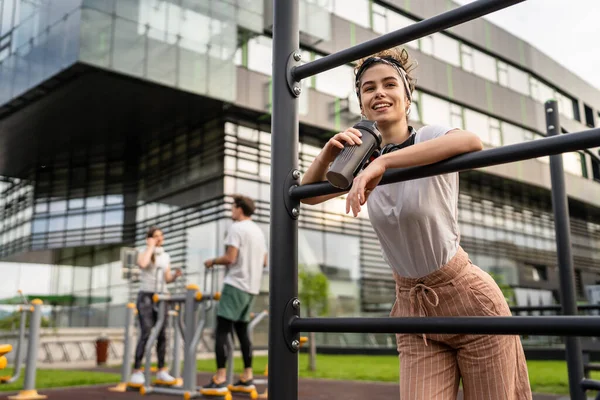 Una Mujer Caucásica Tomando Freno Durante Entrenamiento Aire Libre Gimnasio — Foto de Stock