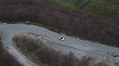 Sırbistan 'ın Knjazevac yakınlarındaki eski dağ starı planinasındaki tarlalar ve ağaçlardan geçen sonbahar veya kış günlerinde seyahat ve turizm taşımacılığı konsepti otomobili izledi.