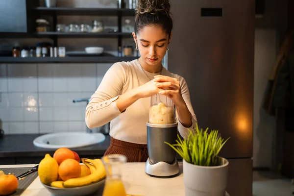One Woman Young Adult Caucasian Female Preparing Healthy Breakfast Kitchen — Photo