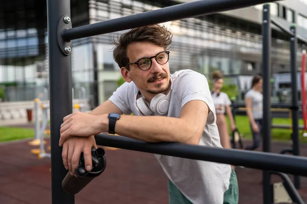 Homme Caucasien Prenant Frein Pendant Entraînement Plein Air Dans Parc — Photo