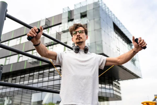 Een Man Volwassen Blanke Man Training Met Rubber Elastische Weerstand — Stockfoto