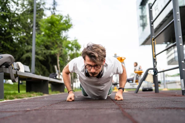 Hombre Adulto Caucásico Macho Haciendo Flexiones Gimnasio Aire Libre Centro — Foto de Stock