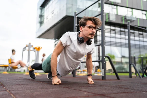 Jeden Muž Dospělý Kavkazský Muž Dělá Kliky Venkovní Tělocvičně Tréninkové — Stock fotografie