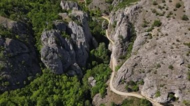 Sırbistan 'ın Stogazovac kasabası yakınlarındaki Zdrelo Boğazı Knjazevac kayalıkları ve uçurum vadisi doğası açıkhava dağı. Güneşli bir günde, üzerinde ortodoks haçı olan hiç kimse yok.