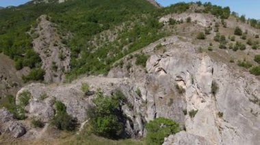 Sırbistan 'ın Stogazovac kasabası yakınlarındaki Zdrelo Boğazı Knjazevac kayalıkları ve uçurum vadisi doğası açıkhava dağı. Güneşli bir günde, üzerinde ortodoks haçı olan hiç kimse yok.