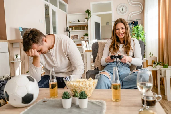 Deux Personnes Caucasiennes Assis Maison Jouer Console Jeu Vidéo Avoir — Photo