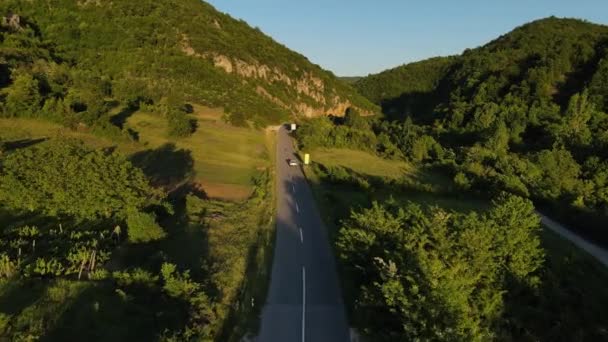Κορυφαία Θέα Στο Δρόμο Drone Ακολουθήσει Αυτοκίνητο Ενώ Αυτοκίνητο Ταξίδια — Αρχείο Βίντεο