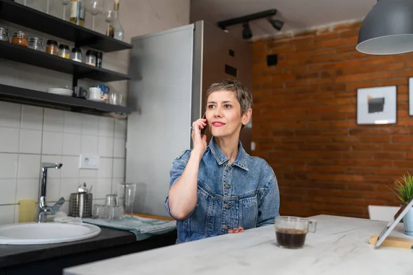 Yetişkin Bir Beyaz Kadın Sabah Mutfakta Cep Telefonu Kullanıyor Günlük — Stok fotoğraf