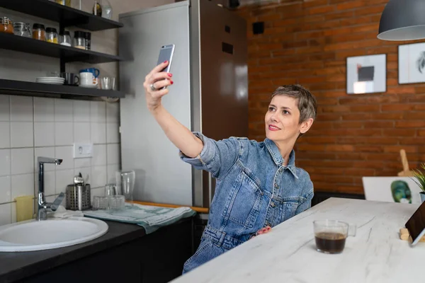 One Woman Mature Caucasian Female Using Mobile Phone Kitchen Morning — Stock Photo, Image