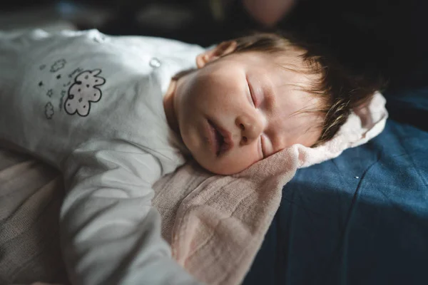 Κοντινό Πλάνο Ένα Μικρό Καυκάσιο Κοριτσάκι Αγόρι Κοιμάται Ήσυχα Βρέφος — Φωτογραφία Αρχείου
