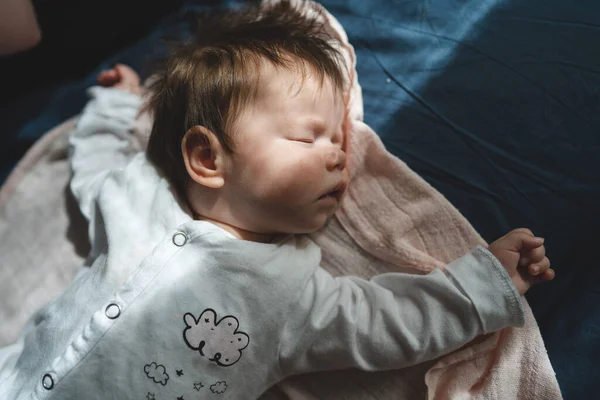 Κοντινό Πλάνο Ένα Μικρό Καυκάσιο Κοριτσάκι Αγόρι Κοιμάται Ήσυχα Βρέφος — Φωτογραφία Αρχείου