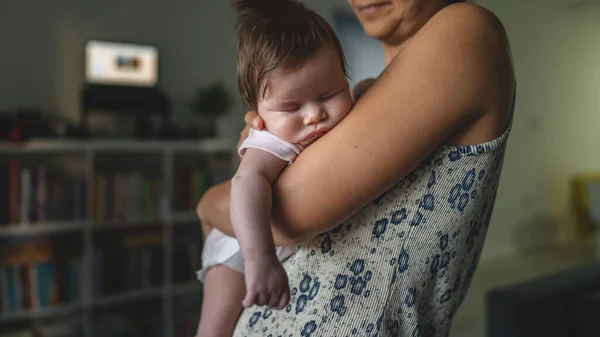 Mujer Adulta Madre Sosteniendo Bebé Tres Meses Edad Pie Habitación —  Fotos de Stock