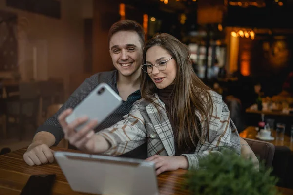 Dos Personas Jóvenes Caucásicos Pareja Hombre Mujer Mujeres Hombres Amigos —  Fotos de Stock