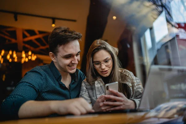 Dos Personas Jóvenes Caucásicos Pareja Hombre Mujer Mujeres Hombres Amigos —  Fotos de Stock