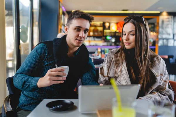 Twee Mensen Jong Volwassen Koppel Vrouw Man Vriend Vriendin Vrouw — Stockfoto