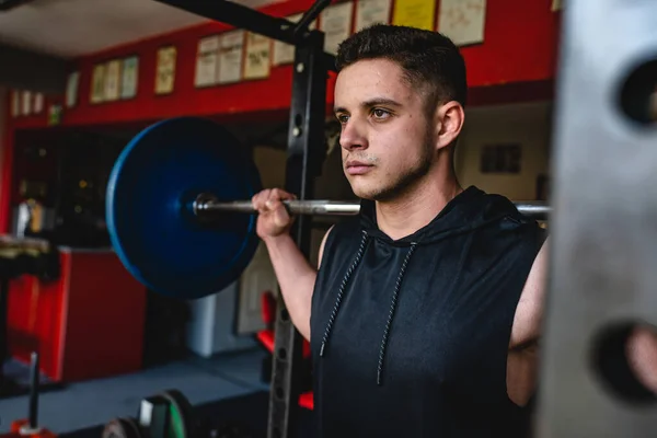 Jeden Muž Školení Tělocvičně Samec Atlet Amatér Nebo Sportovec Dělá — Stock fotografie