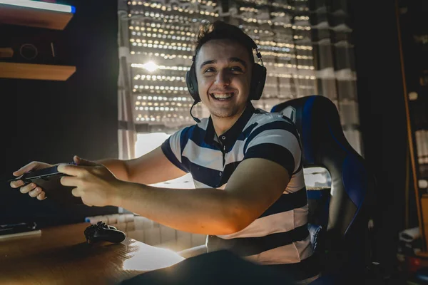 Een Man Jonge Blanke Man Speelt Videospelletjes Zijn Desktop Computer — Stockfoto