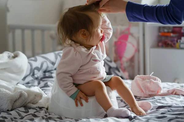 Liten Kaukasiska Lilla Flicka Ett Gammal Sitter Barnens Potta Hemma — Stockfoto