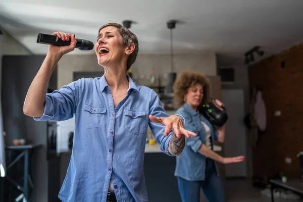 Due Donne Adulte Mature Amiche Caucasiche Sorelle Che Divertono Casa — Foto Stock