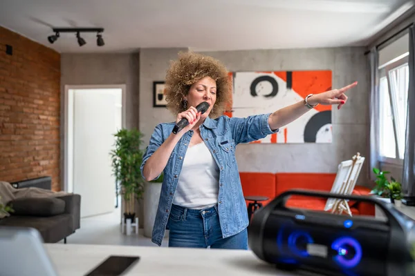 One Woman Adult Caucasian Female Curly Hair Having Good Time — Stock Photo, Image