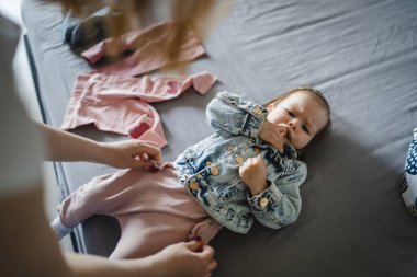 Küçük beyaz bir kız çocuğu, annesinin giydirdiği ya da giydirdiği küçük kızı ile çocukluk döneminde evde büyümüş ve aile kavramını benimsemiş. Gerçek insanlar evdeki yatağın üzerine yer kopyalarlar.