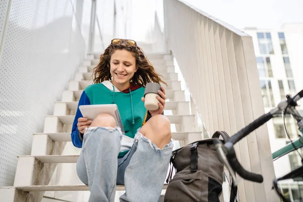 Una Mujer Estudiante Sentada Las Escaleras Junto Edificio Universidad Sosteniendo —  Fotos de Stock