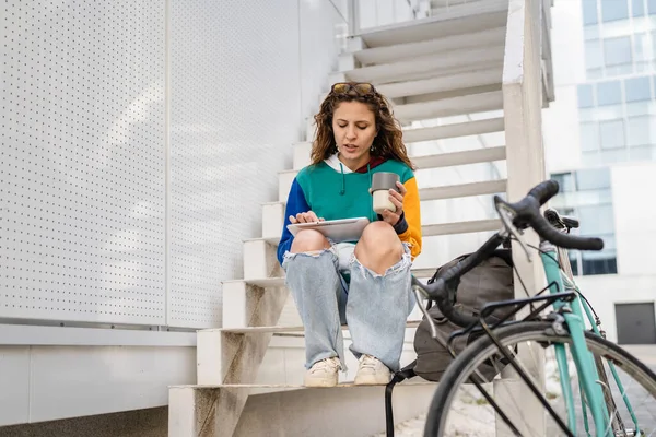 Una Mujer Estudiante Sentada Las Escaleras Junto Edificio Universidad Sosteniendo — Foto de Stock