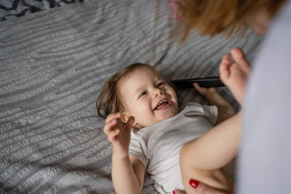 Liten Kaukasiska Flicka Småbarn Ligger Sängen Hemma Medan Hennes Mamma — Stockfoto