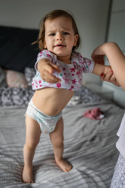 Una Pequeña Niña Caucásica Niño Sentado Cama Casa Mientras Que — Foto de Stock