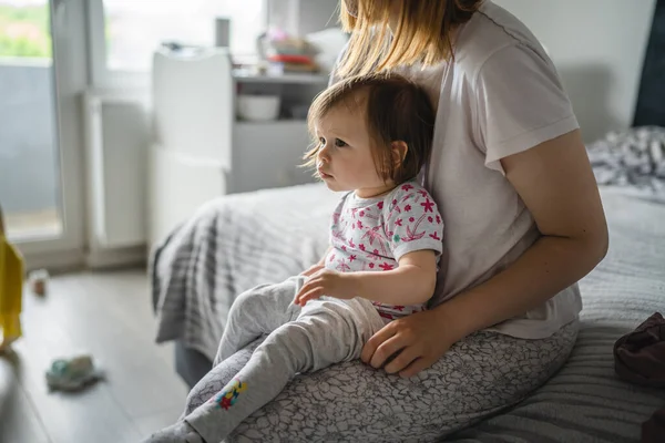 Una Pequeña Niña Caucásica Niño Sentado Cama Casa Mientras Que — Foto de Stock