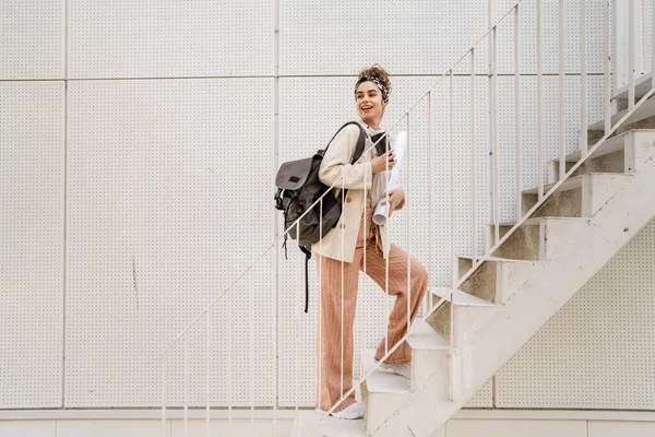 Una Mujer Joven Estudiante Caucásica Adulta Con Mochila Pie Caminando — Foto de Stock