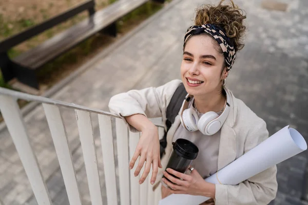 Una Mujer Joven Estudiante Caucásica Adulta Con Mochila Pie Caminando — Foto de Stock