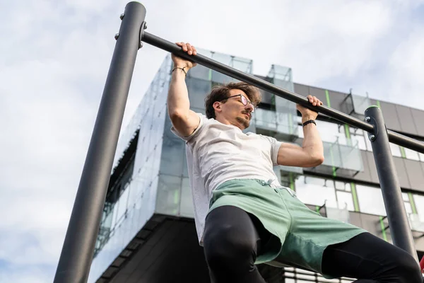 Açık Spor Salonunda Beyaz Erkek Eğitimi Alan Bir Adam Barfiks — Stok fotoğraf