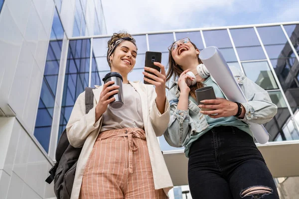 Deux Étudiantes Marchent Devant Bâtiment Universitaire Moderne Avec Des Notes — Photo