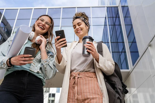 Två Kvinnor Kvinnliga Studenter Framför Moderna Universitetsbyggnad Med Anteckningar Och — Stockfoto