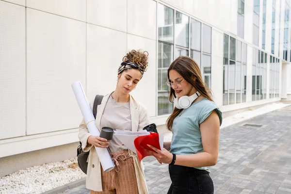 Две Женщины Студентки Идущие Вместе Перед Зданием Университета Летний День — стоковое фото