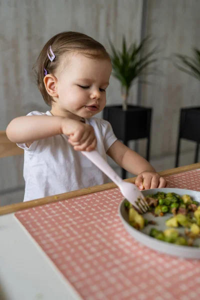 Ein Baby Mädchen Kleine Kaukasische Kleinkind Essen Während Tisch Sitzen — Stockfoto