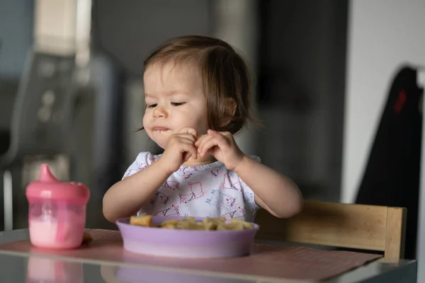 Uma Menina Pequena Criança Caucasiana Sentada Mesa Casa Sozinha Comer — Fotografia de Stock
