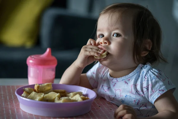 Uma Menina Pequena Criança Caucasiana Sentada Mesa Casa Sozinha Comer — Fotografia de Stock