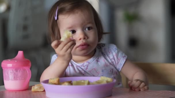 Одна Девочка Маленький Кавказский Ребенок Сидит Столом Одиночестве Завтрак Обед — стоковое видео