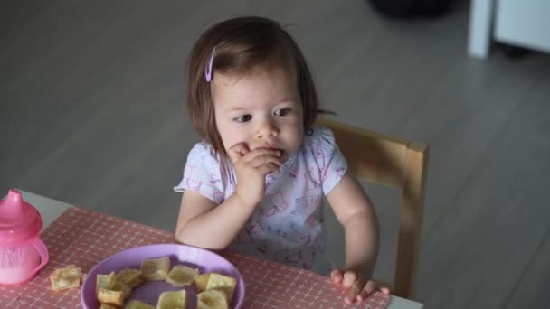 Uma Menina Pequena Criança Caucasiana Sentada Mesa Casa Sozinha Comer — Vídeo de Stock