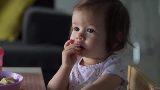 Jedna Dívka Malé Kavkazské Dítě Sedí Stolu Doma Sám Jíst — Stock video