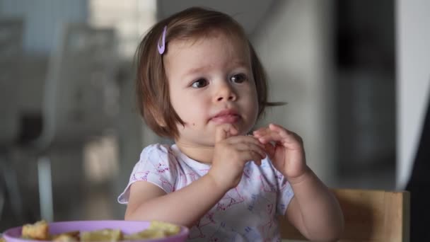 Jedna Dziewczyna Mała Kaukaska Dziecko Siedzi Przy Stole Domu Sam — Wideo stockowe