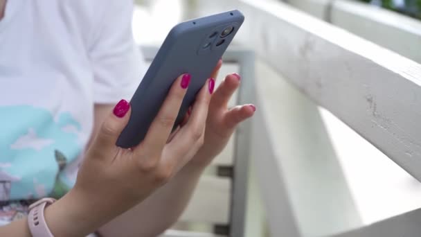 Close Mãos Mulher Branca Desconhecida Usando Telefone Celular Para Mensagens — Vídeo de Stock