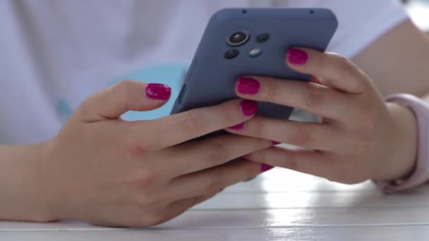 Açık Havada Otururken Mesaj Atmak Iletişim Kurmak Için Cep Telefonu — Stok video