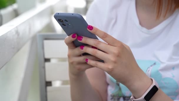 Close Mãos Mulher Branca Desconhecida Usando Telefone Celular Para Mensagens — Vídeo de Stock
