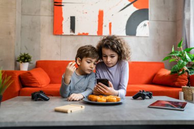 Kardeşler, kız ve erkek kardeşler ya da kız kardeşler ya da evde cep telefonu akıllı telefonları kullanarak video izlemek, arama yapmak ya da oyun oynamak gerçek aile kavramını kopyalamak.